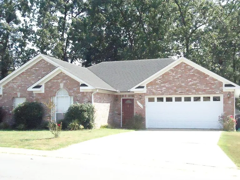 2106 Redwood Dr — Photo 1