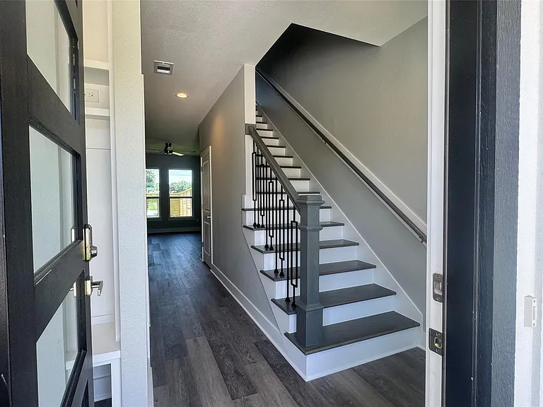 737 Ebenezer Ln — Photo 2