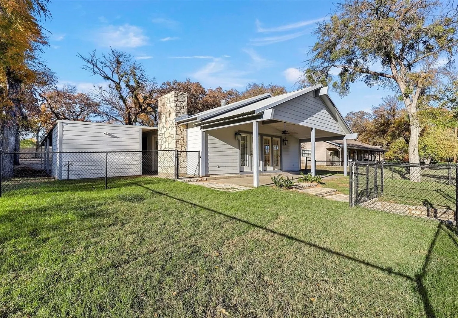 3 bed, 2.0 bath, 1189 sqft, $2,900 — Photo 3