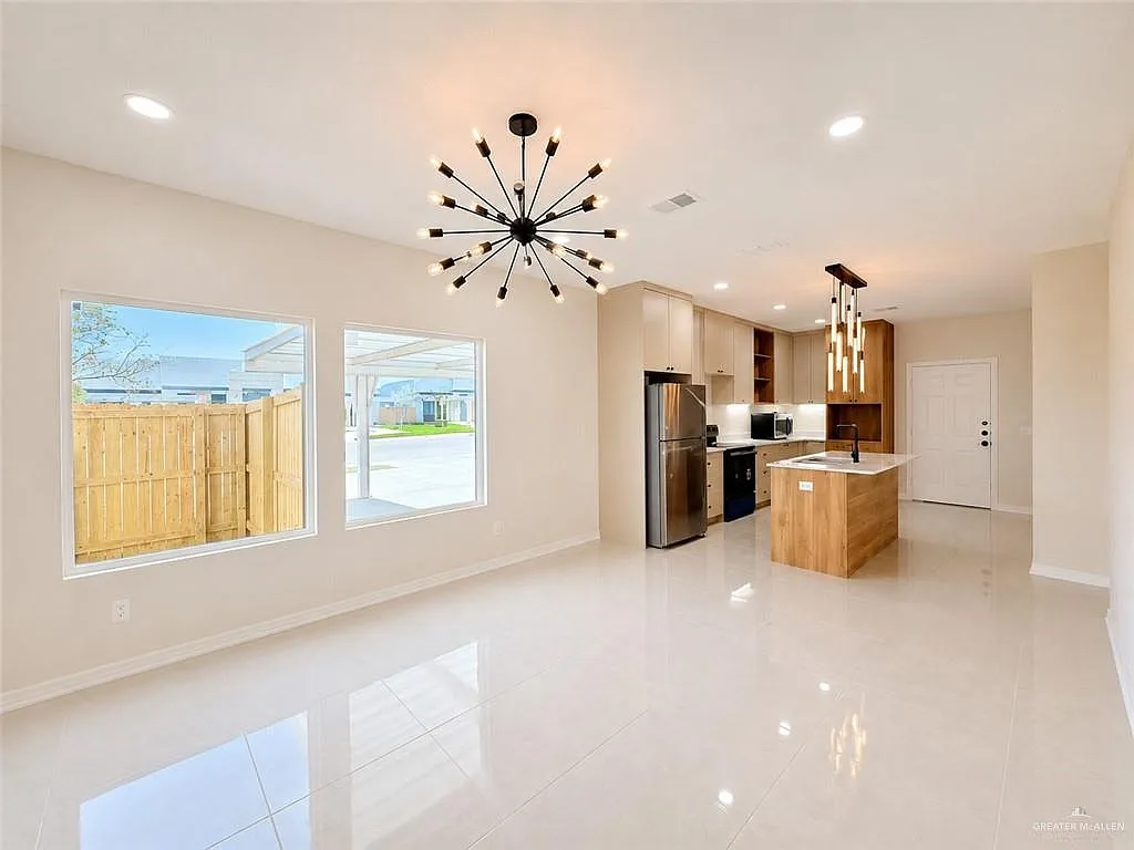 3 bed, 3.0 bath, 1376 sqft, $1,850 — Photo 2