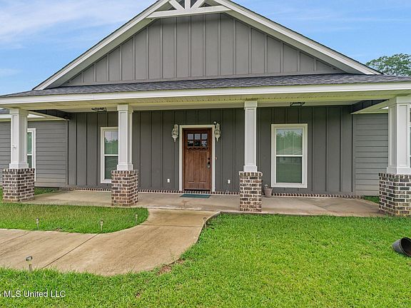 3rd image of 113 Water Oak Dr
