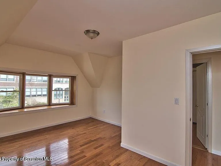 533 Quincy Ave — Photo 14