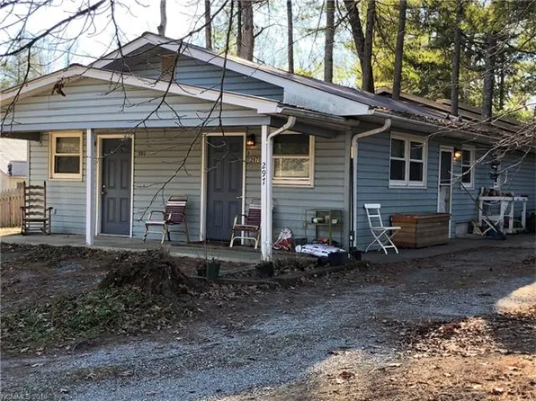 297 Cosmos Dr, Hendersonville, NC 28791