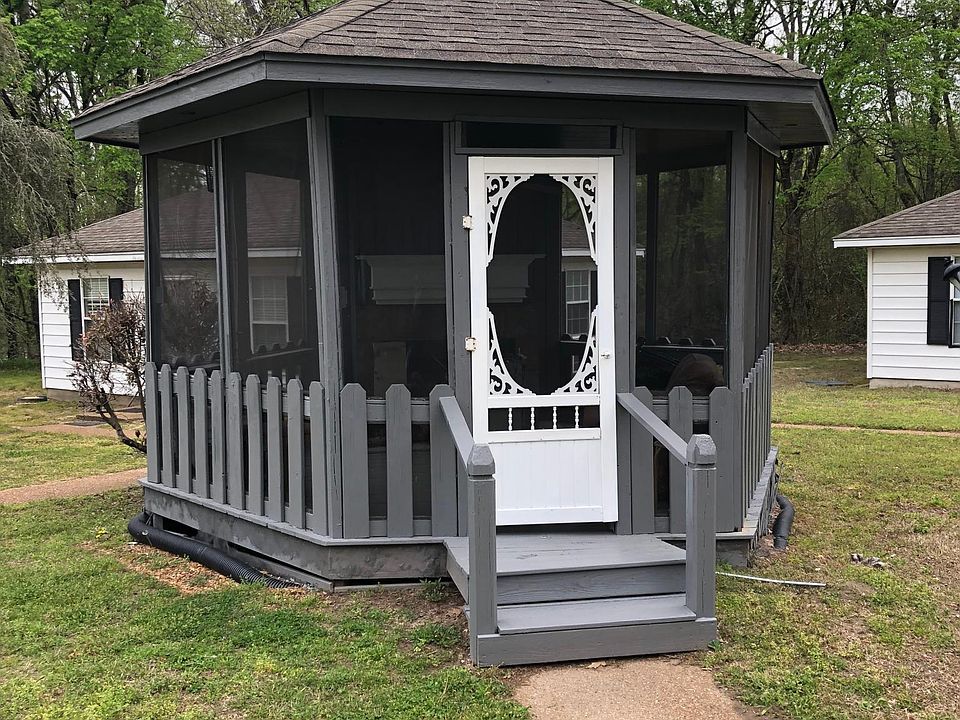 This is the gazebo which stands in front of the cottages. Used for smokers and anyone who likes a porch setting.