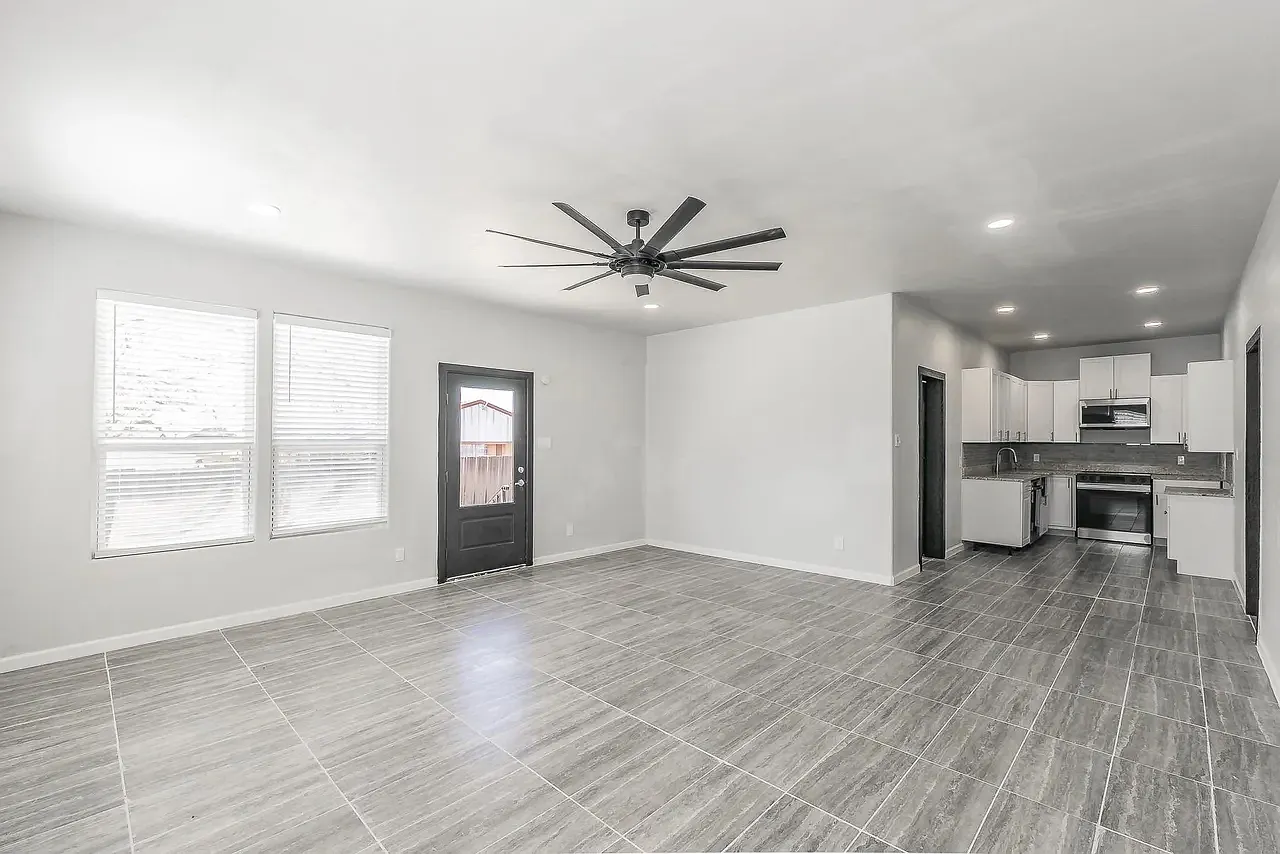 2 bed, 1050 sqft, $1,600 — Photo 4