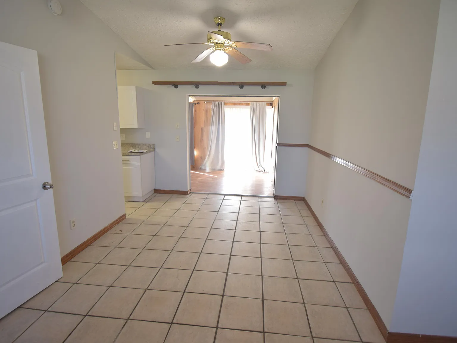 3 bed, 2.0 bath, 1392 sqft, $2,150 — Photo 3