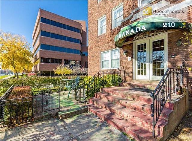 Hugging the east side of the Plaza, this 1 bedroom, 1 bath with laundry in unit has a patio for enjoying some sunshine.