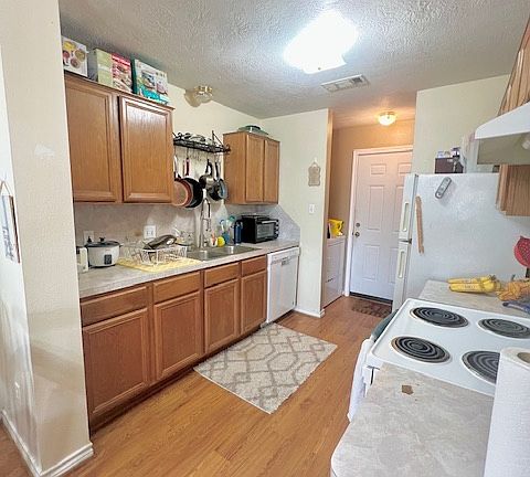 5th image of 1814 Woodsman Dr #A