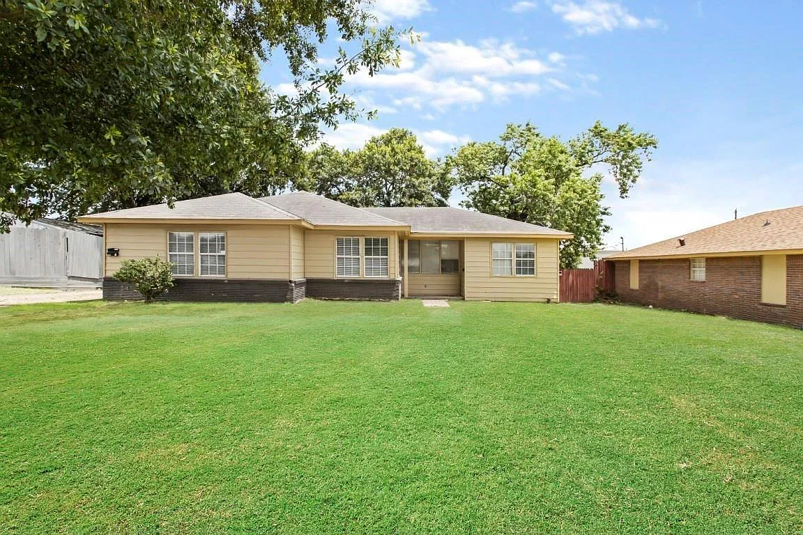 3 bed, 1.5 bath, 1971 sqft, $1,750 — Photo 1