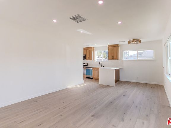 5th image of 8252 Babcock Ave