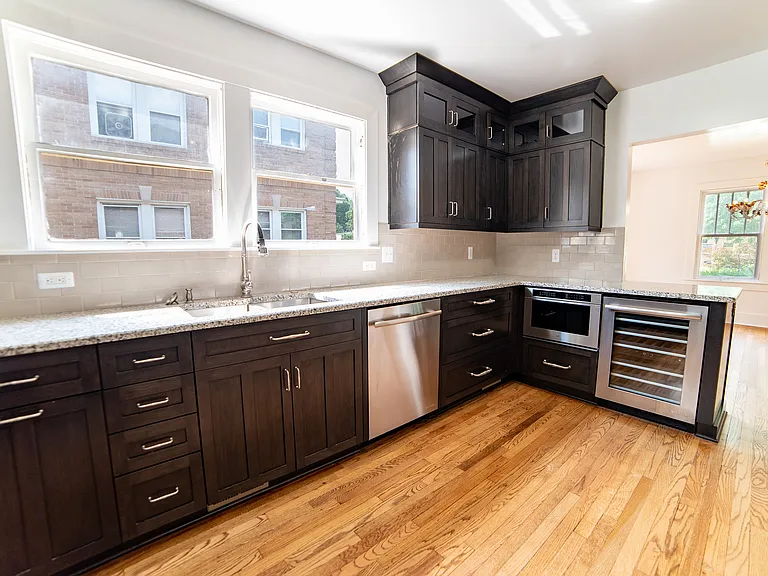 815 W 4th St — Photo 9