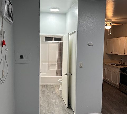 5th image of 11231 Oxnard St #16