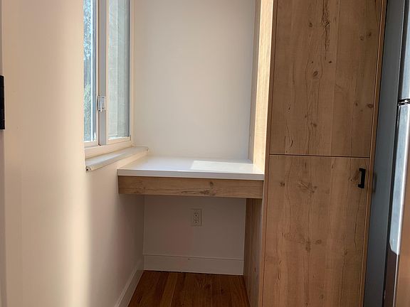 5th image of 1008 E Yale Ave