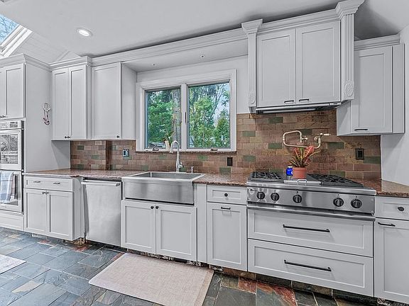 5th image of 340 Manor Rd