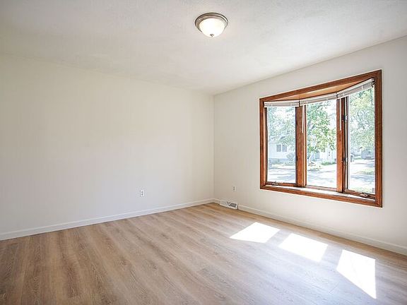 4th image of 16 Gold St Unit 16