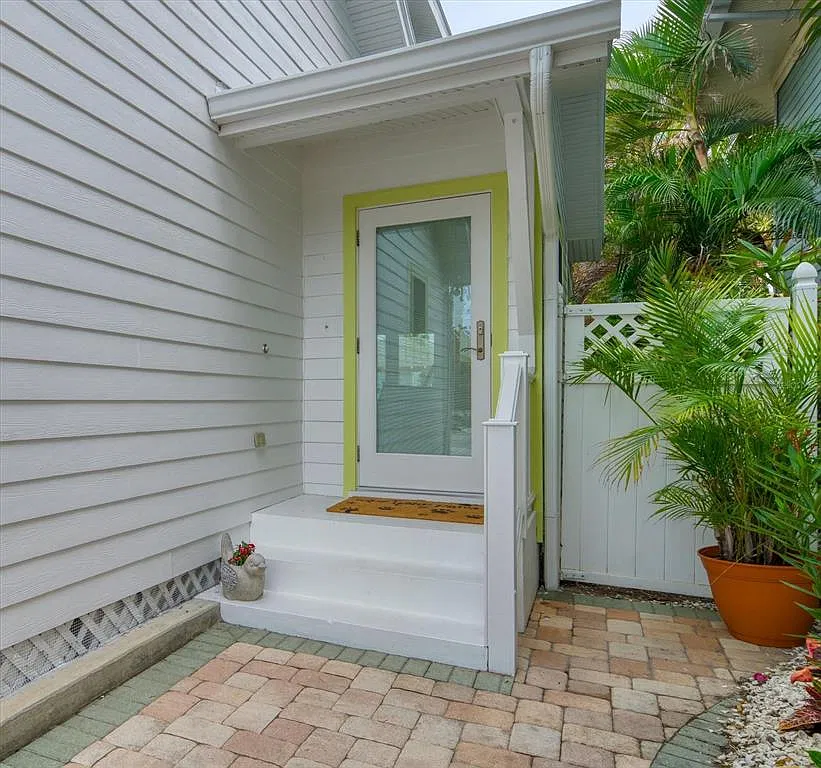 3 bed, 3.0 bath, 2151 sqft, $6,000 — Photo 3