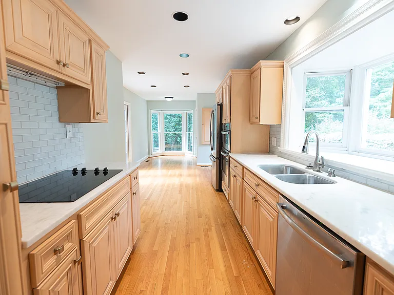 1700 Colonial Ave — Photo 8