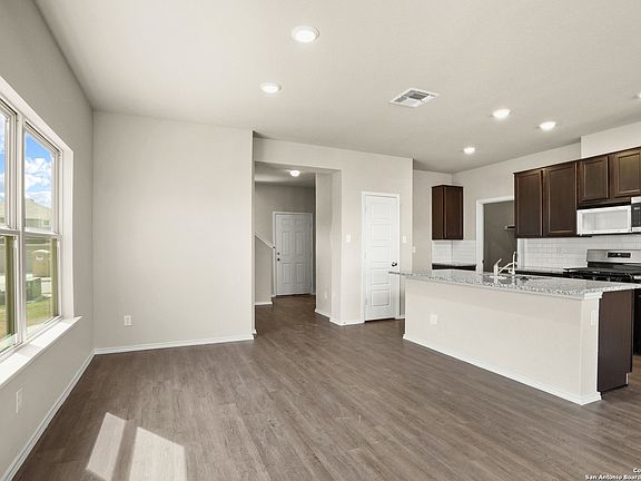 4th image of 513 Fawndale Pt