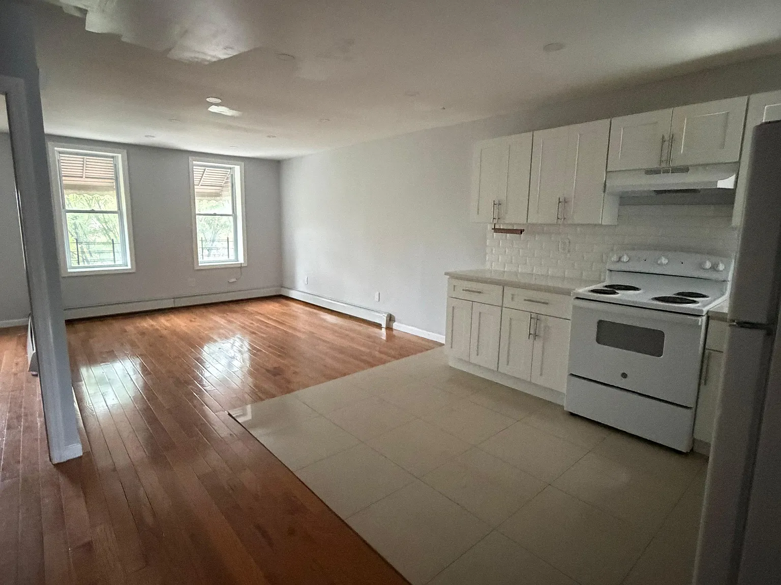 4 bed, 1300 sqft, $4,111 — Photo 1