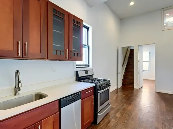 886 Franklin Avenue image 1 of 11