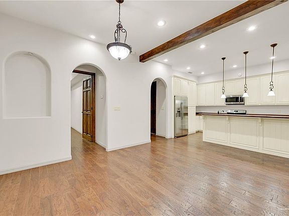 4th image of 421 Cottonwood Ave