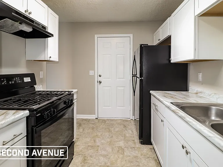 1739 Huntington Dr — Photo 4