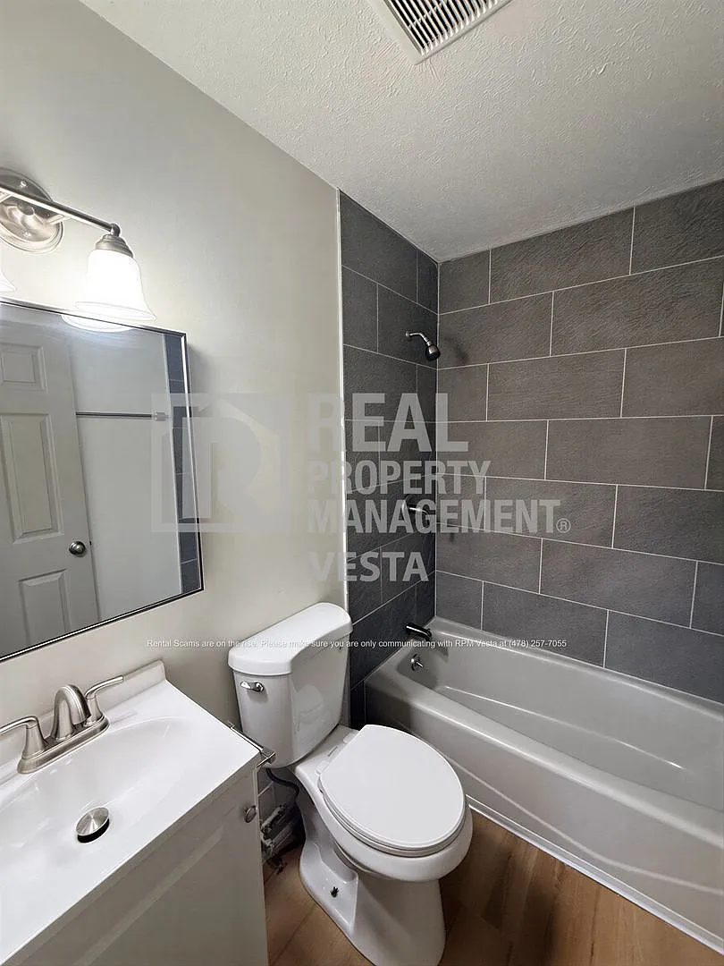 2 bed, 1.0 bath, 740 sqft, $800 — Photo 2