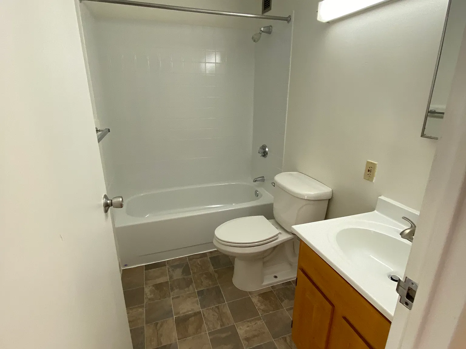 2 bed, 700 sqft, $4,200 — Photo 4