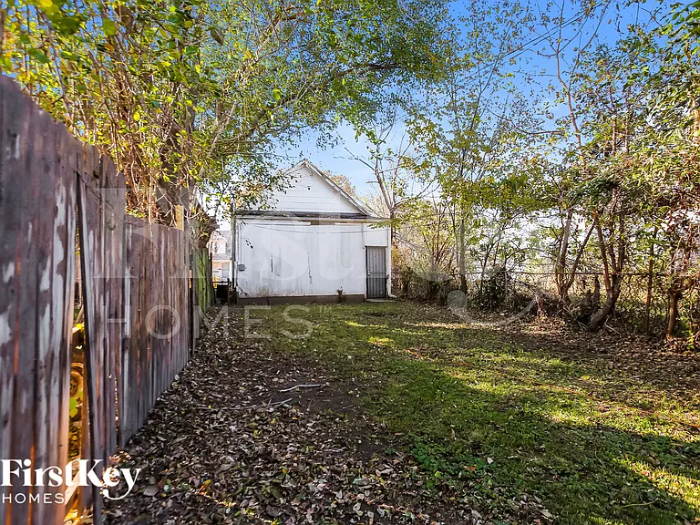 2447 Norton Ave — Photo 17