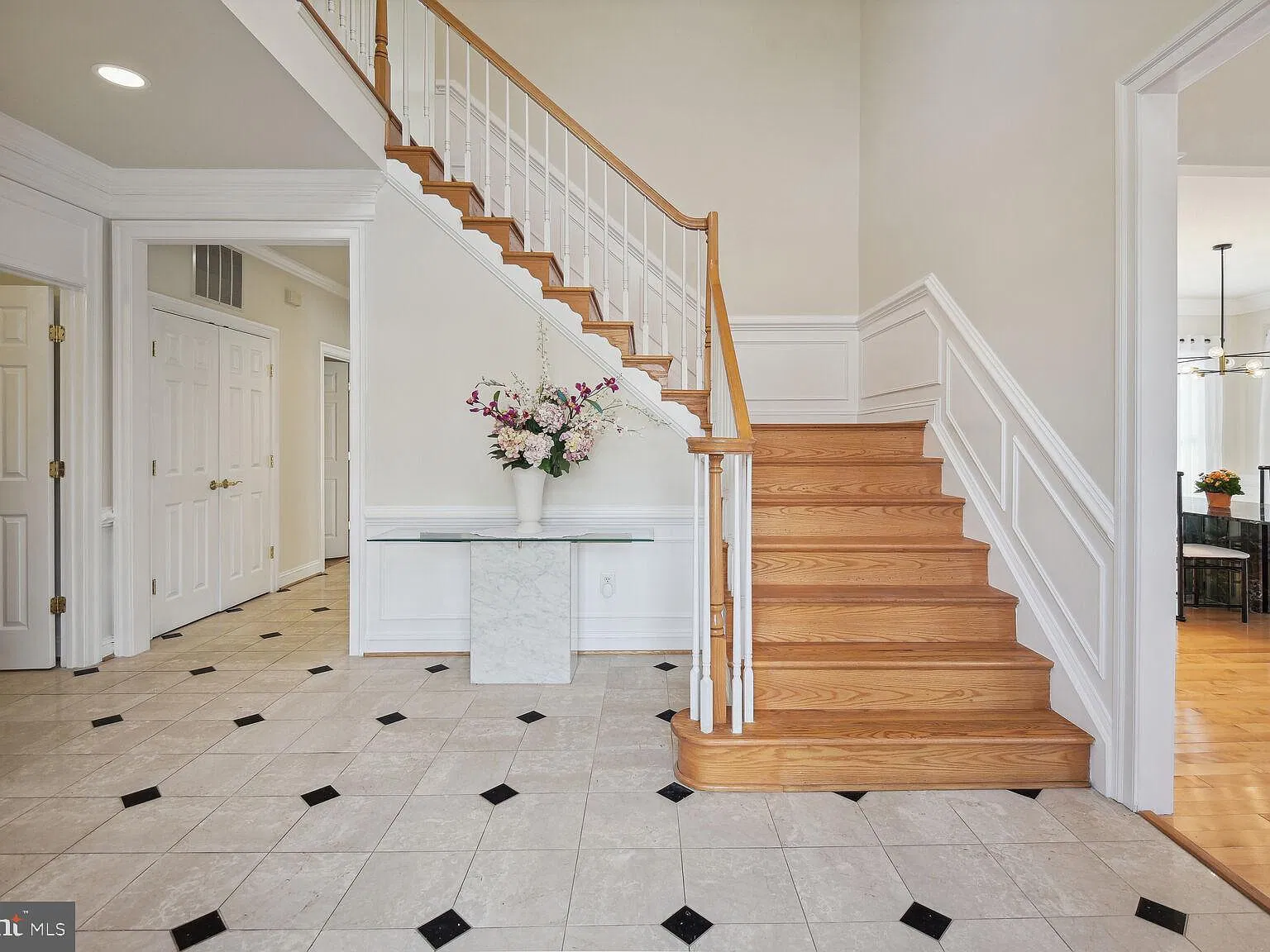 5 bed, 4.5 bath, 5807 sqft, $6,950 — Photo 4