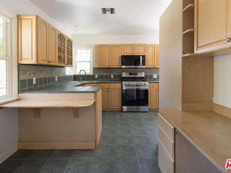 8333 Airlane Ave — Photo 10