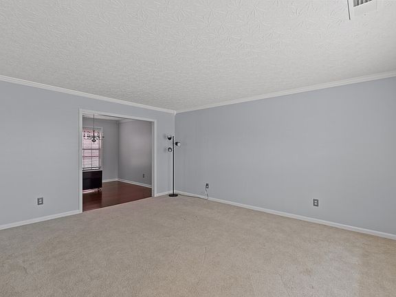 4th image of 105 Merrimac Ct