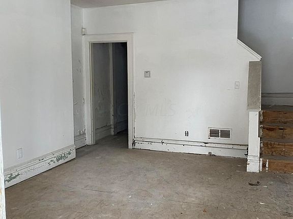 5th image of 900-902 Oakwood Ave