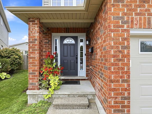 2nd image of 897 Bradshaw Cres N
