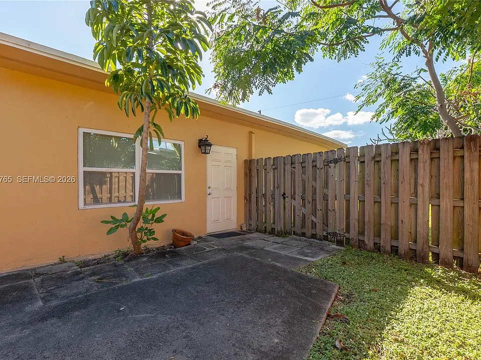 2621 SW 12th Ter