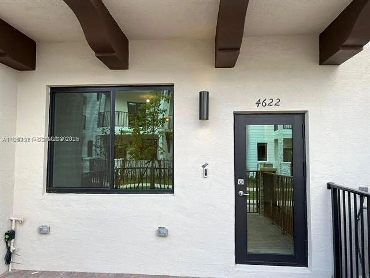 Building Photo - 4622 NW 83rd Path #Townhouse 4622
