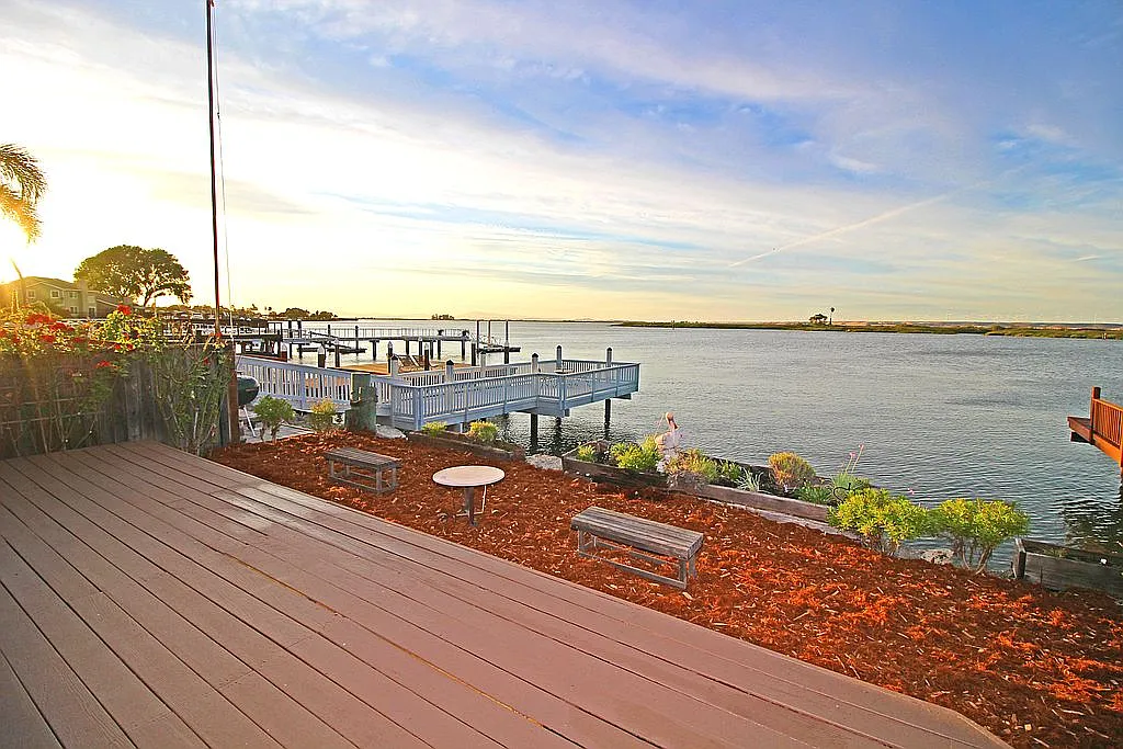 60 Edgewater Pl photo 1
