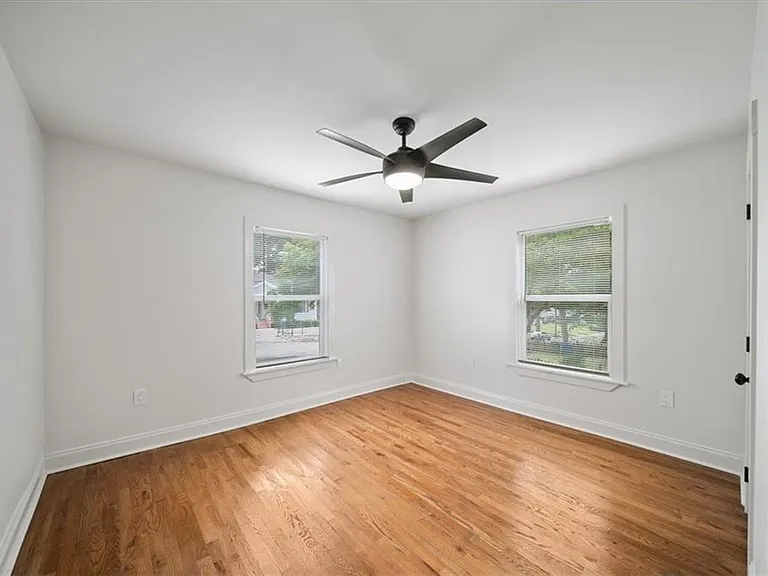 1060 Regent St SW — Photo 21