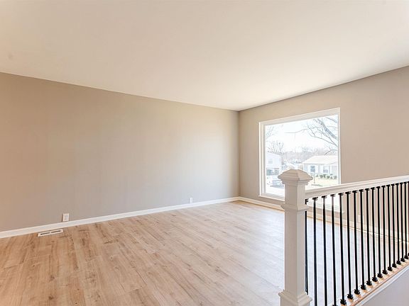 4th image of 5011 Manor Ct
