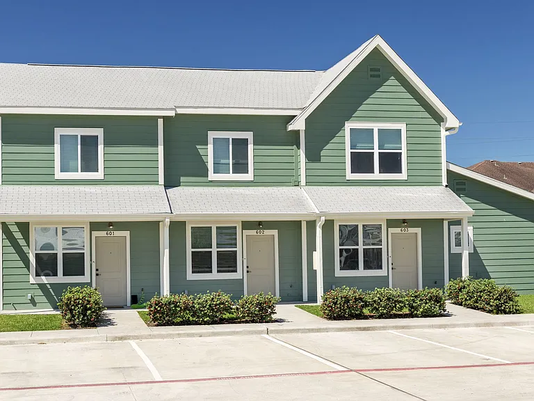 Country Lane Townhomes — Photo 3