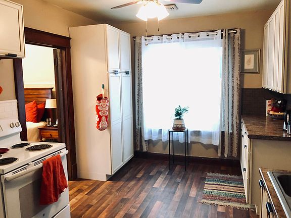 Kitchen w/ large pantry