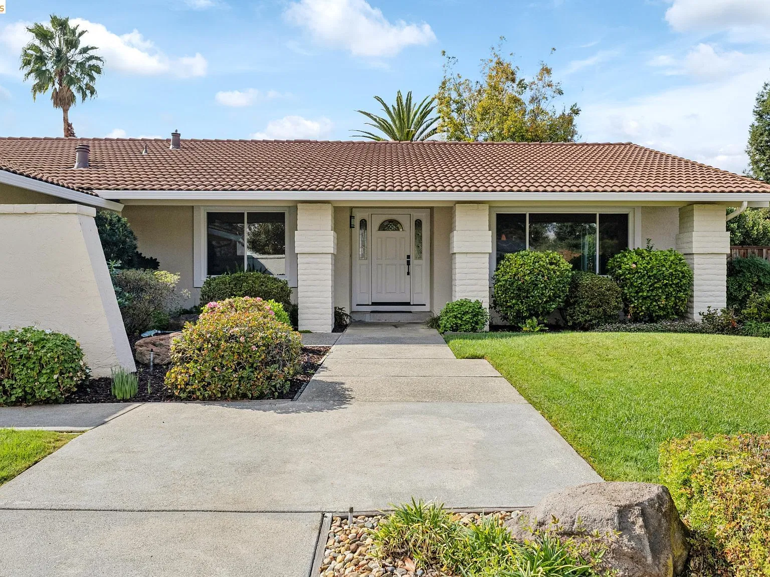 3 bed, 2.0 bath, 1928 sqft, $5,850 — Photo 3