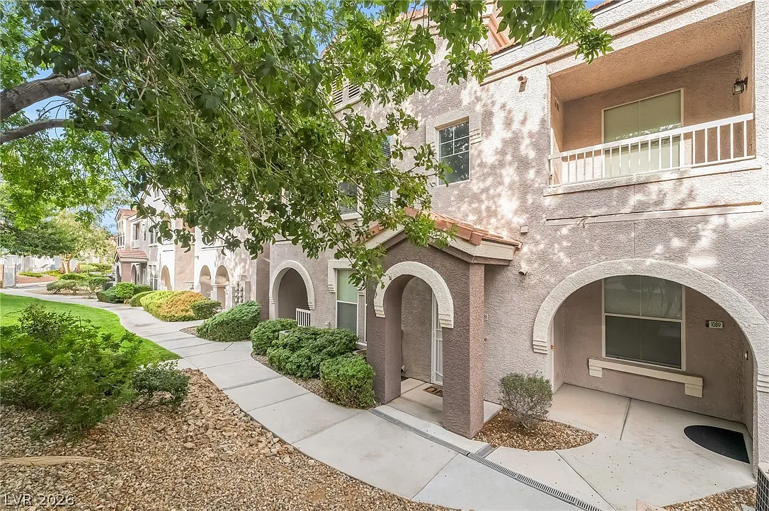 1 bed, 1.0 bath, 814 sqft, $1,350 — Photo 2