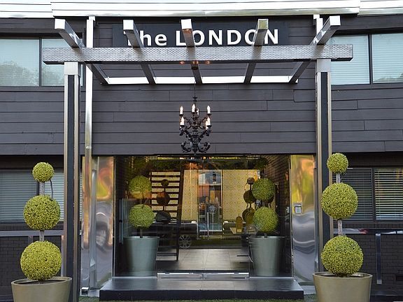 5601 Gaston - LONDON Entrance