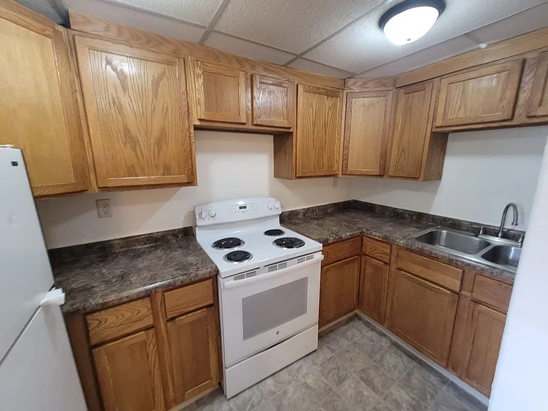 422 Belmont St — Photo 14