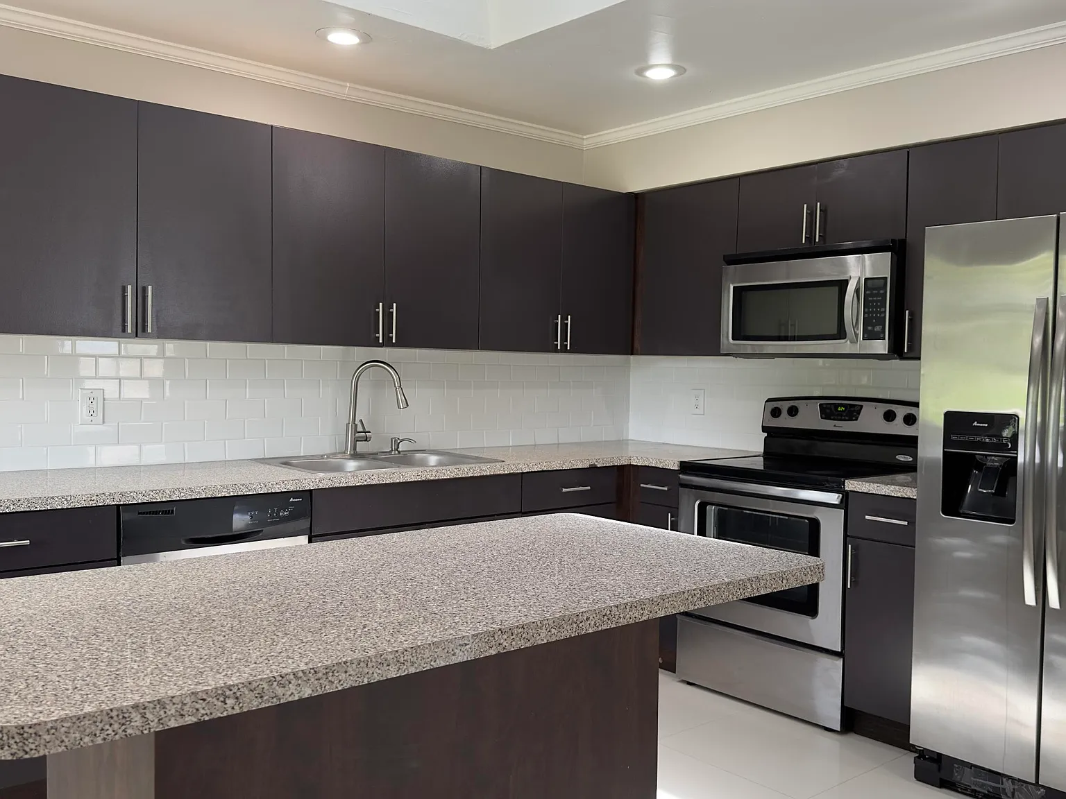 3 bed, 2.0 bath, 1432 sqft, $2,450 — Photo 2