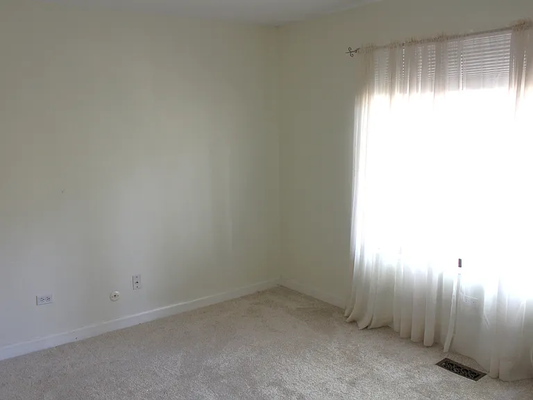 220 Thornhill Ln #B — Photo 2