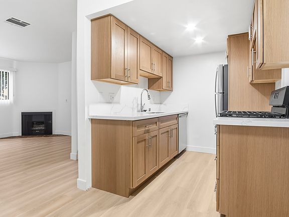 5th image of 112 W Acacia Ave APT 101