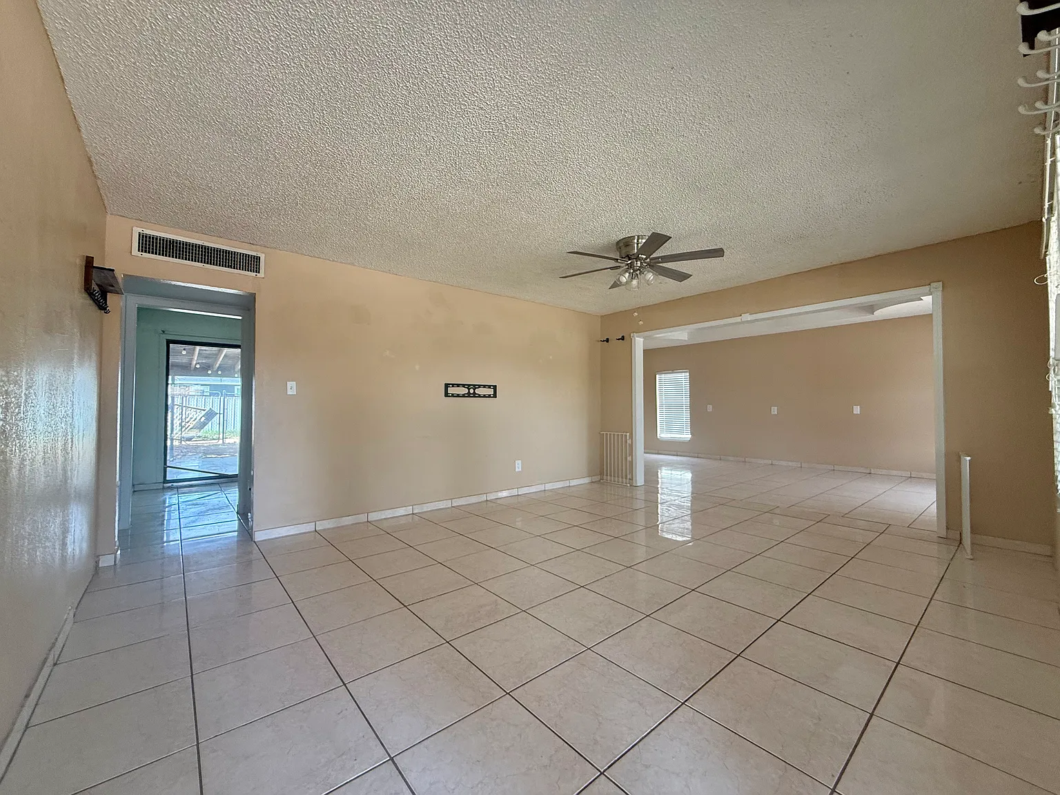 3 bed, 1392 sqft, $1,900 — Photo 4