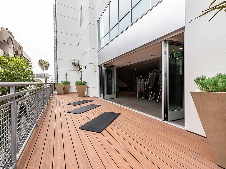 Desmond at Wilshire — Photo 27